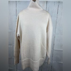 Oversized cashmere sweater from Aritzia in cream.